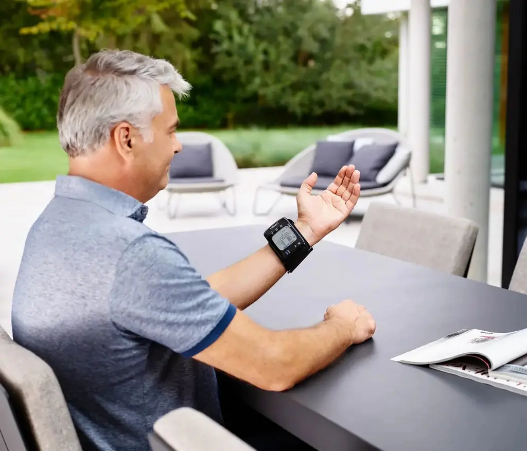 Тонометр Omron RS7 Intelli IT (HEM-6232T-E) на запястье. - фото 4