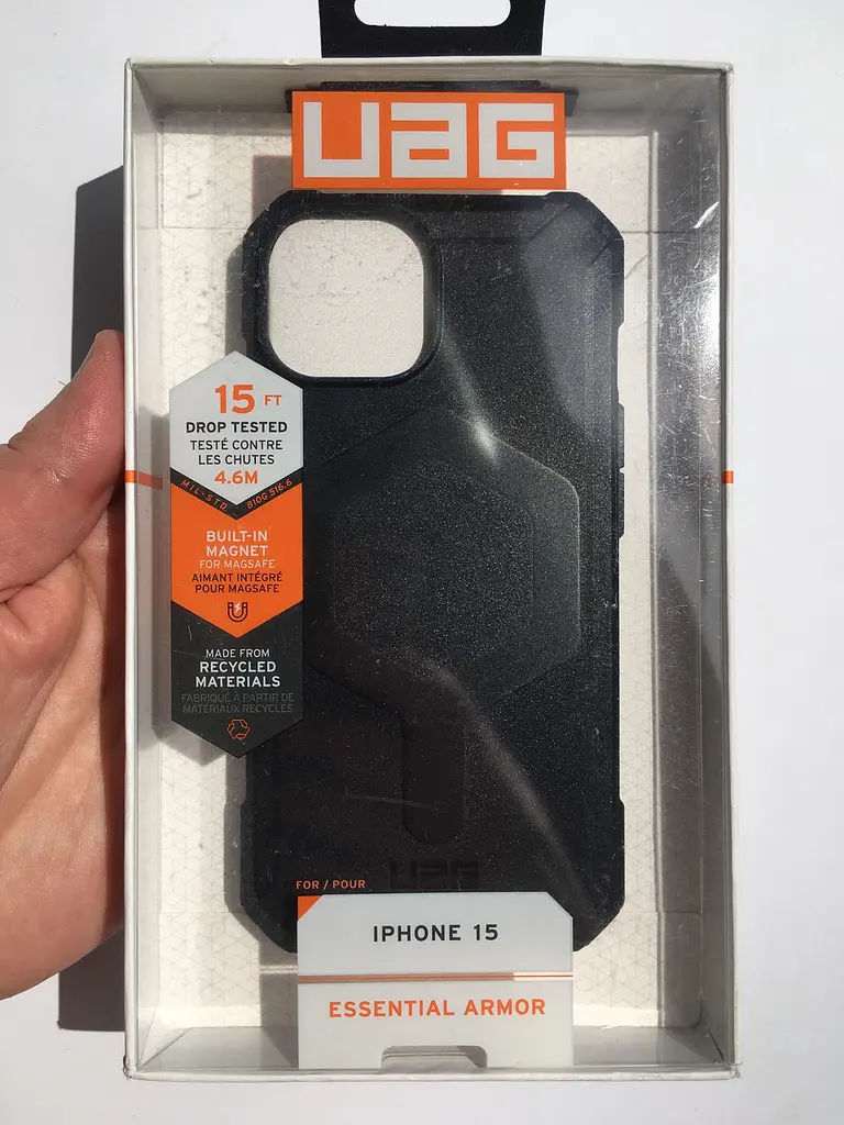 Оригінальний протиударний чохол для iPhone 15/14/13 UAG Essential Armor MagSafe Black 114288114040 - фото 3