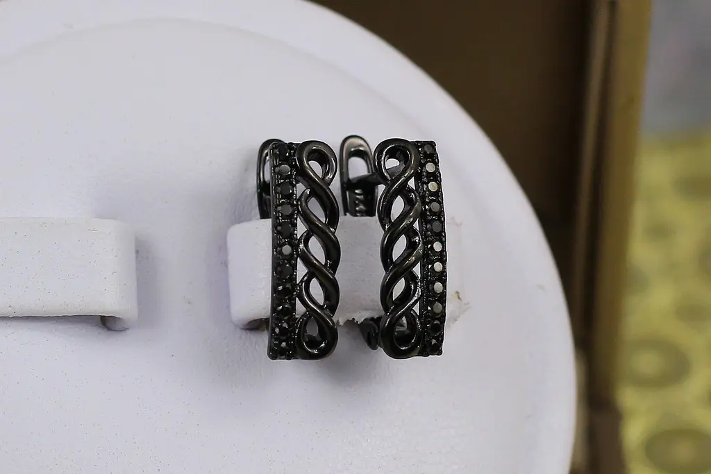 Сережки Xuping Jewelry плетінка з доріжкою з камінців чорне покриття блек ган 1.6 см - фото 2