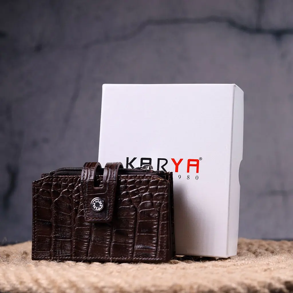 Картхолдер із натуральної шкіри з тисненням під крокодила KARYA 21330 коричневий - фото 10