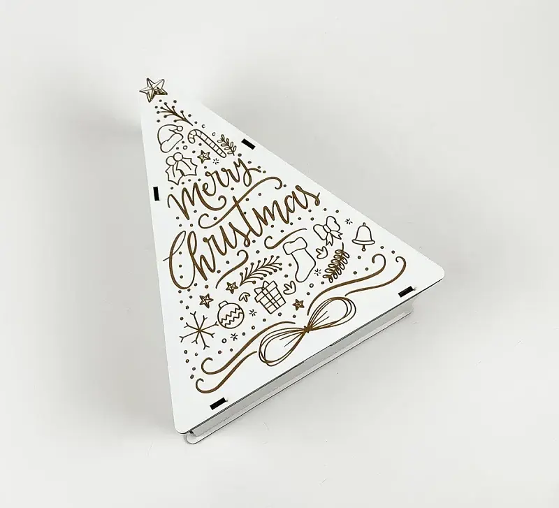 Коробочка новорічна біла у формі трикутника "Merry Christmas" з гравіюванням - фото 2