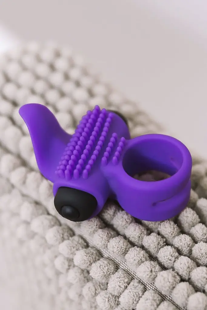 Віброкільце з язичком Adrien Lastic Bullet Lastic Ring, 7х2.5 см (фіолетовий) - фото 4