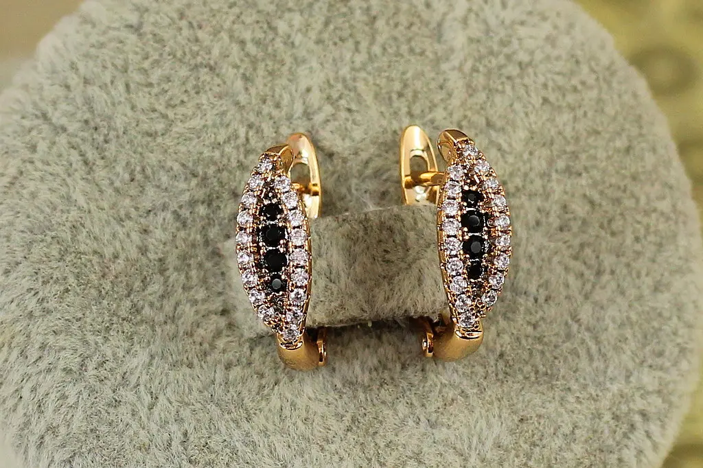 Сережки Xuping Jewelry Стручок з чорними і білими каменями 1,6 см золотисті