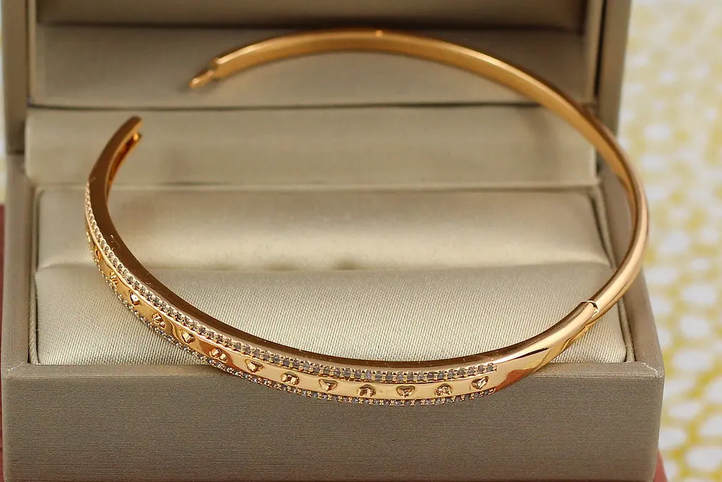 Браслет бенгл Xuping Jewelry зі сквозними серечками 60 мм 5 мм на руку від 16см до19 см золотистий - фото 2