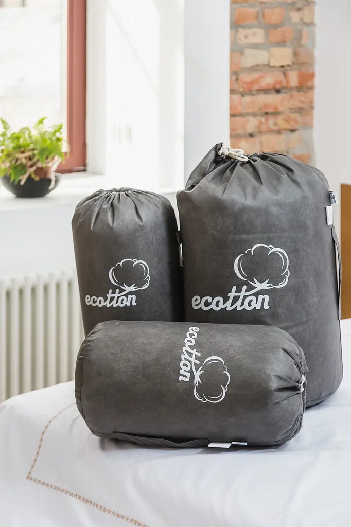 Подушка Ecotton 50х70 см Ecofill Premium антиалергенна з кантом біопух біла в чохлі для зберігання White (25070) - фото 3