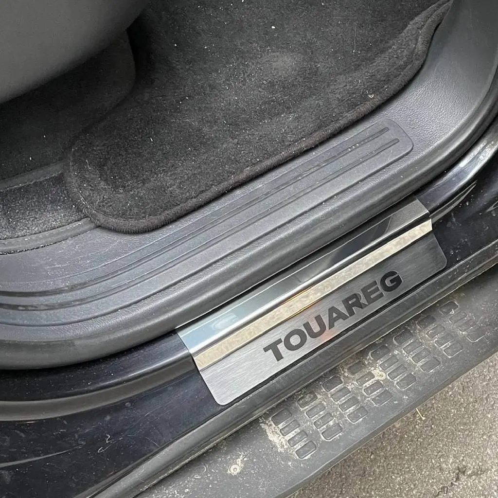 Накладки на пороги для Volkswagen Touareg I 2002-2010 Нержавіюча сталь із загином та Логотипом 4 шт (Premium P-VW30) - фото 3