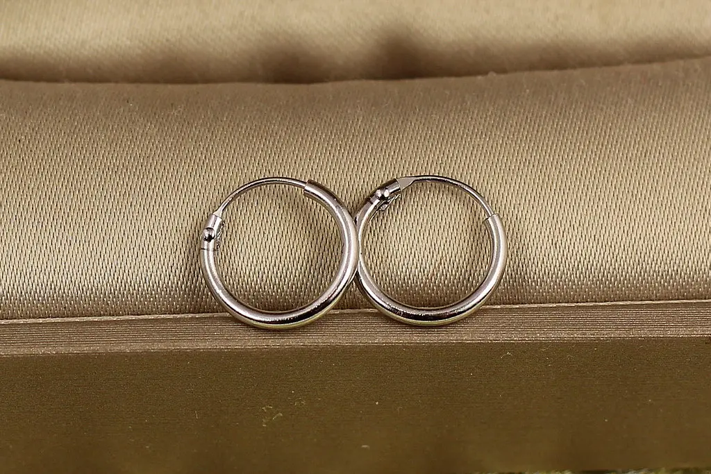 Сережки Xuping Jewelry тоненькі колечки 1 см сріблясті - фото 2