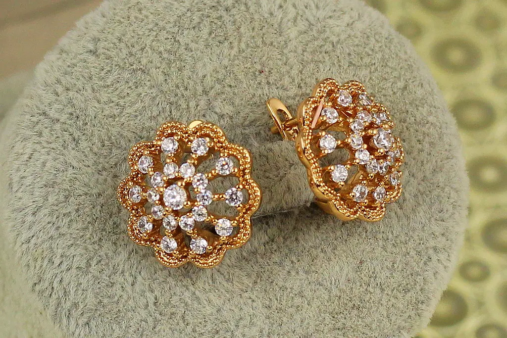 Сережки Xuping Jewelry сакура 1,7 см золотисті - фото 2