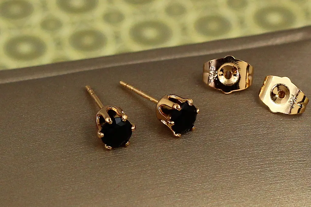 Сережки гвоздики Xuping Jewelry чорний фіаніт на шість кріплень 5 мм золотисті