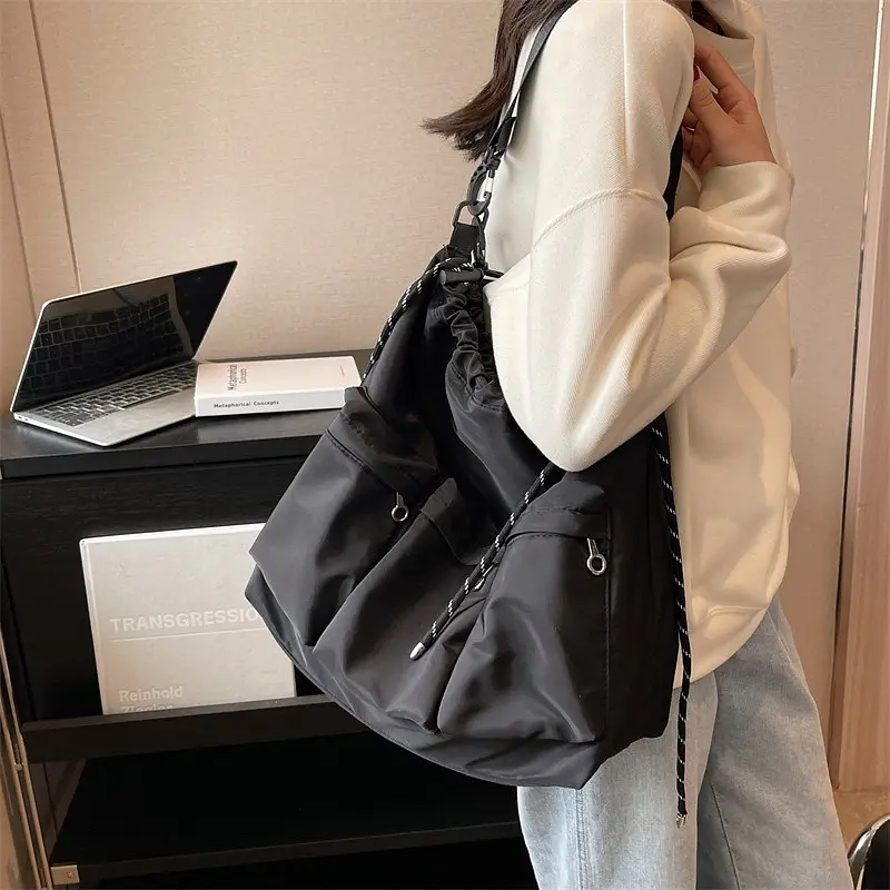 Сумка жіноча водонепроникна Klinty Italian Bags Чорний 35х16х38 см (id_1174) - фото 2