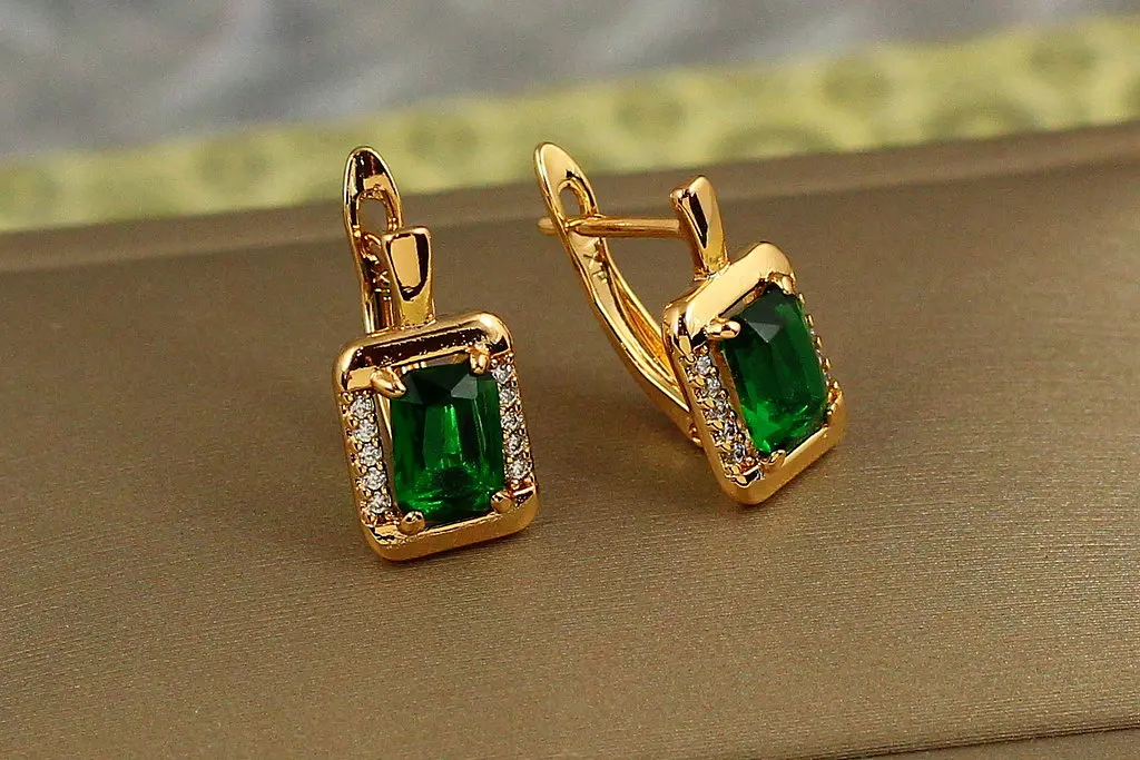 Сережки Xuping Jewelry фейлетон із зеленим каменем 1,5 см золотисті - фото 2