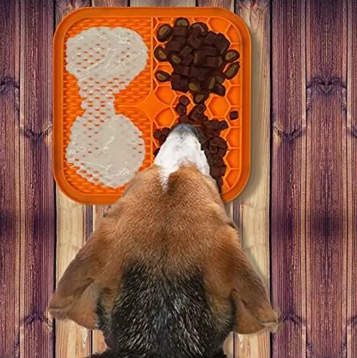 Силіконовий килимок для лизання для собак Derby Silicone licking pad, orange - фото 4