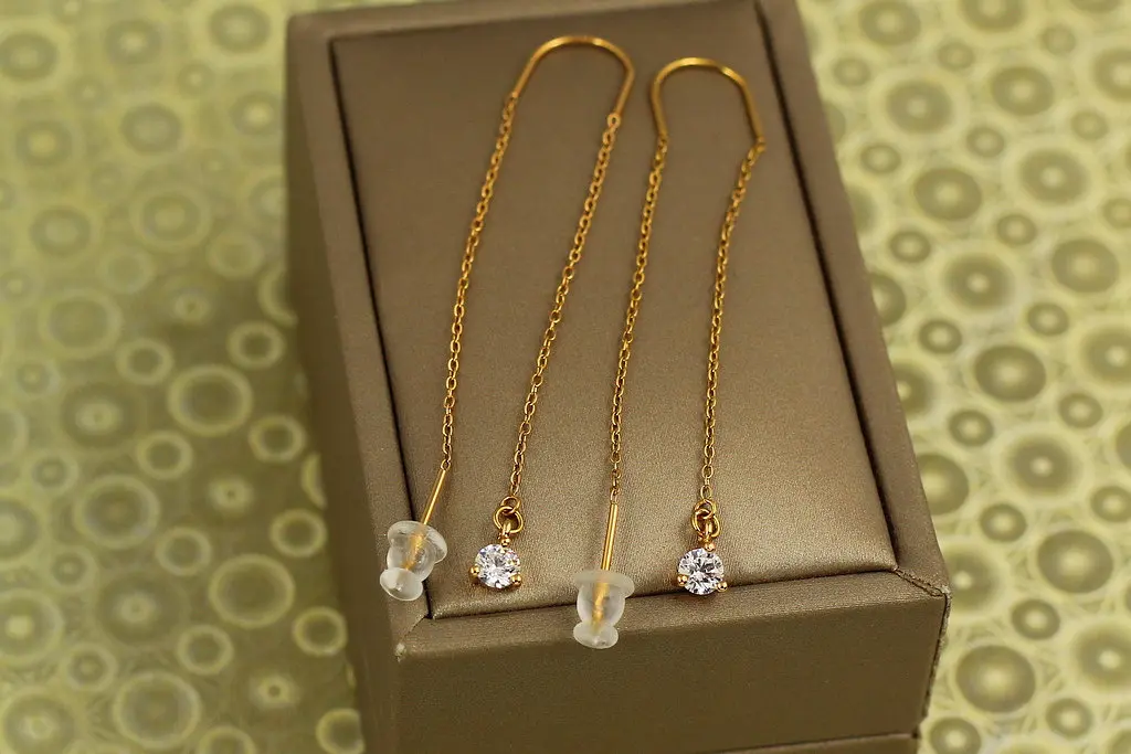 Сережки протяжки Xuping Jewelry з каменем 4 мм золотисті