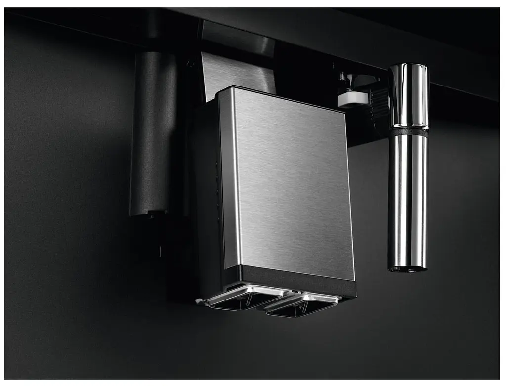 Автоматическая кофемашина Electrolux EBC85X - фото 3