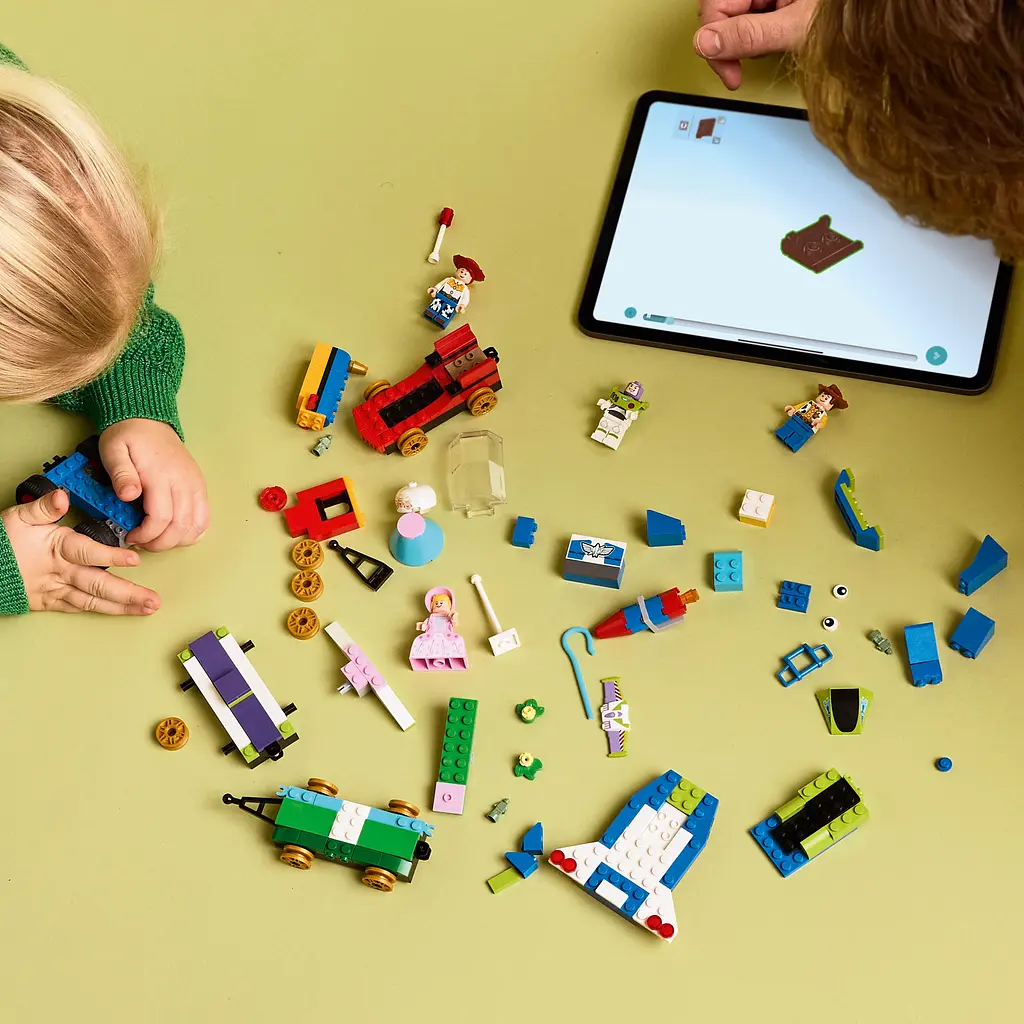 Конструктор LEGO Disney Pixar Святкування з Історії Іграшок: потяг і авто для перегонів 206 деталей (43264) - фото 11