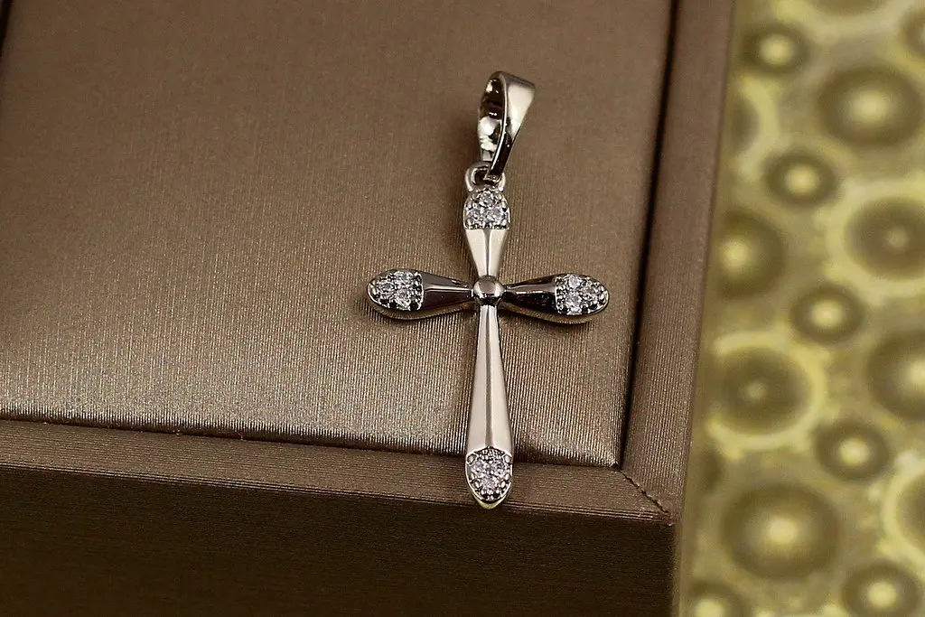 Хрестик Xuping Jewelry із закругленими краями з фіанітами 2,4 см сріблястий