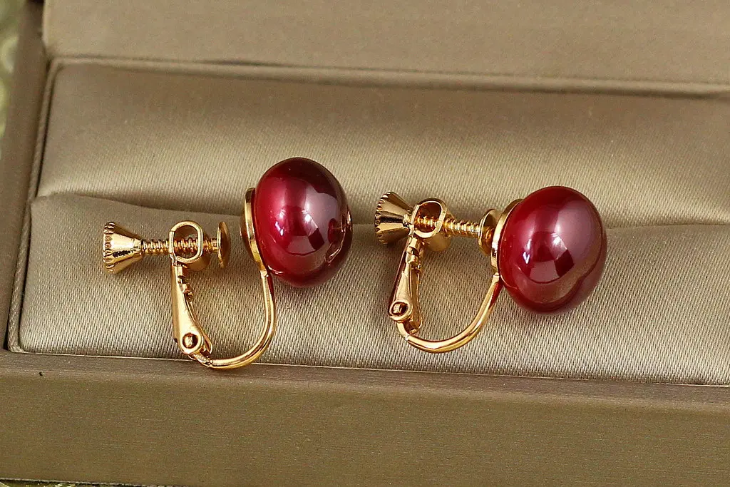 Сережки кліпси Xuping Jewelry кульки червоний перламутр 1,6 см золотисті - фото 2