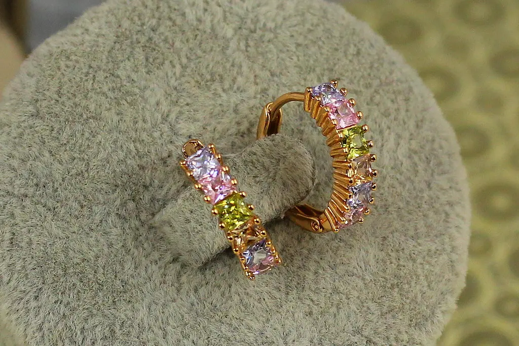 Сережки кільця Хuping Jewelry з крупними різнокольоровими каменями 1,5 см золотисті - фото 2