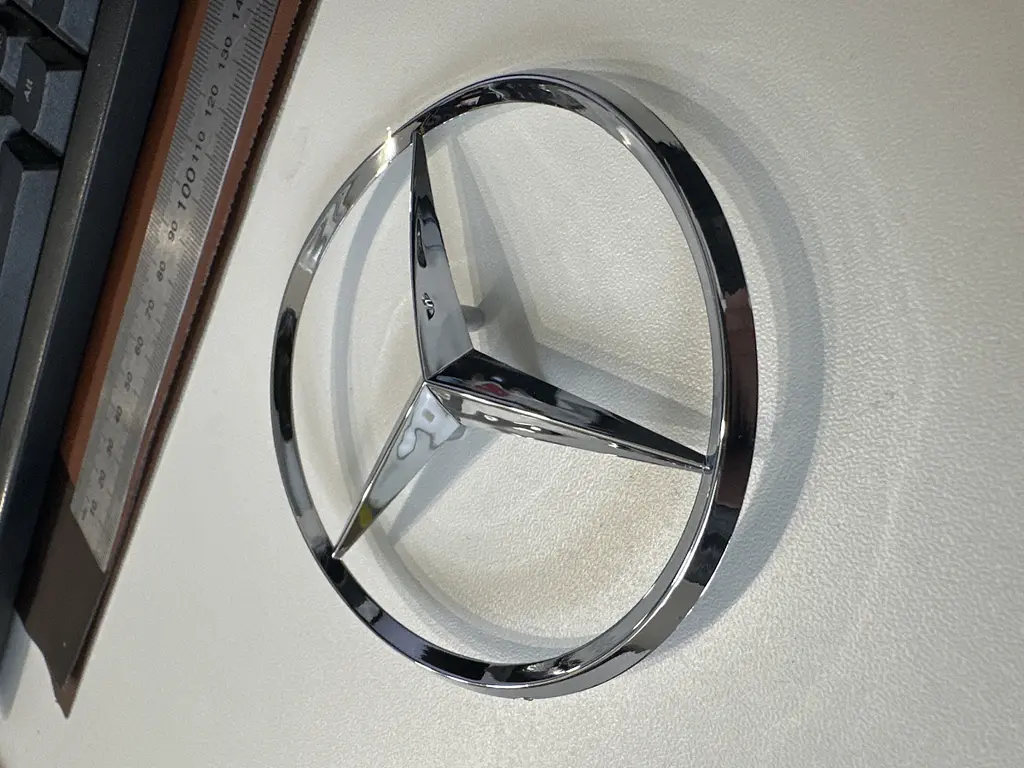 Емблема для Mercedes 85 мм Пластикова 3 пуклі Вигнута (A 639 758 0058 7F24) - фото 3