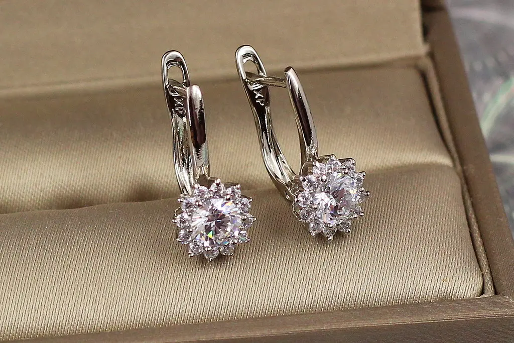 Сережки Xuping Jewelry хризантема 1.7 см сріблясті - фото 2
