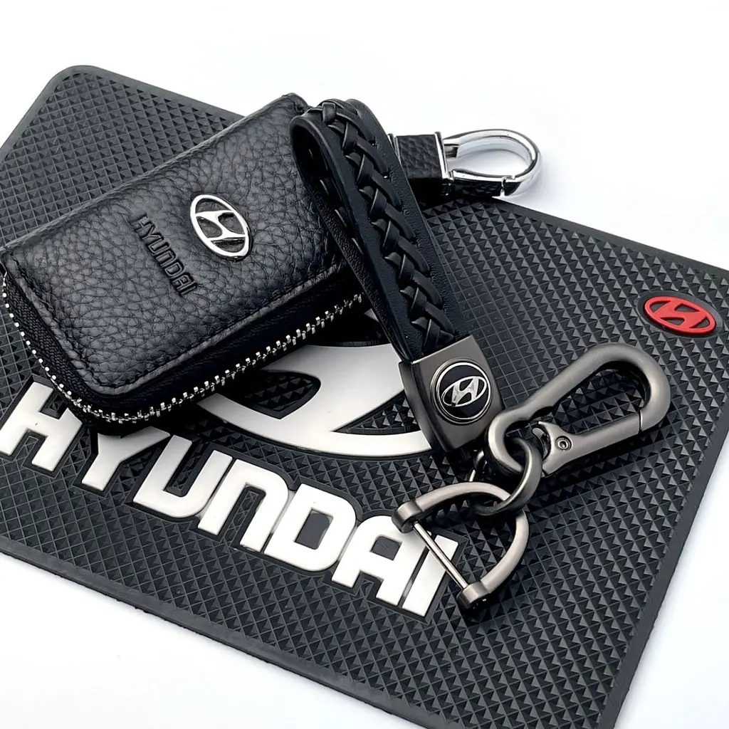Подарунковий набір №44 для Hyundai / килимок панелі / брелок з карабіном / чохол із тисненої шкіри - фото 2
