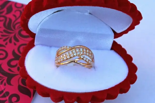 Кільце Xuping Jewelry вісімка переплітаються три доріжки з каменів р 16 золотисте - фото 3