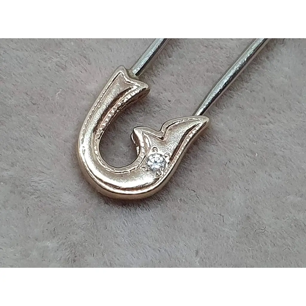 Золота брошка-шпилька Гаразд з діамантом. 3083329Б - фото 2