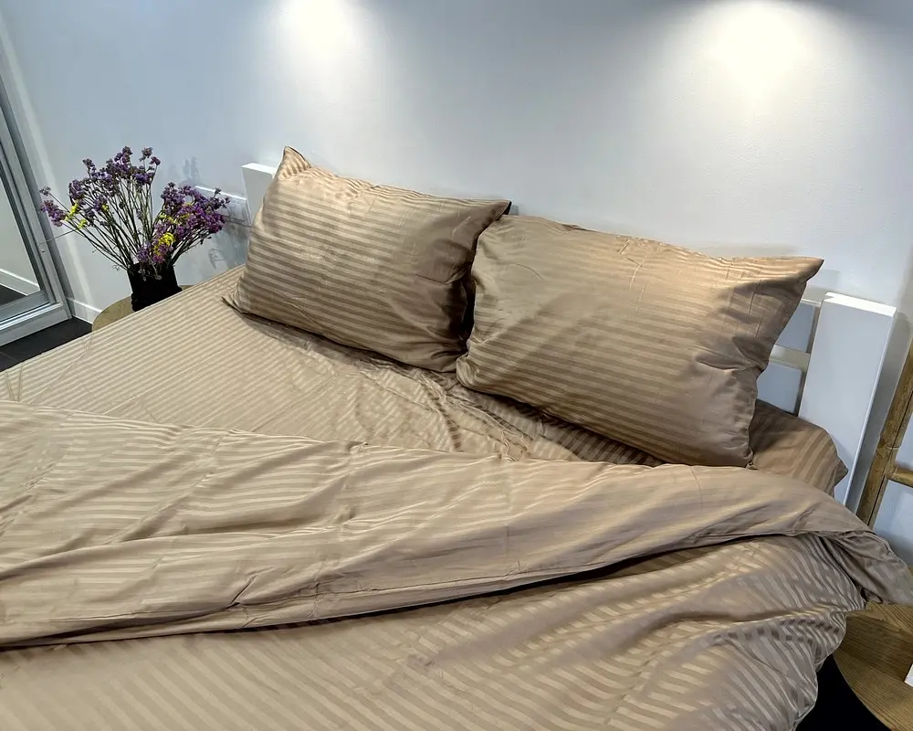 Постільна білизна LARA сатин-страйп LUX natural d13204е160 з простирадлом на резинці 160х200х25 євро - фото 3