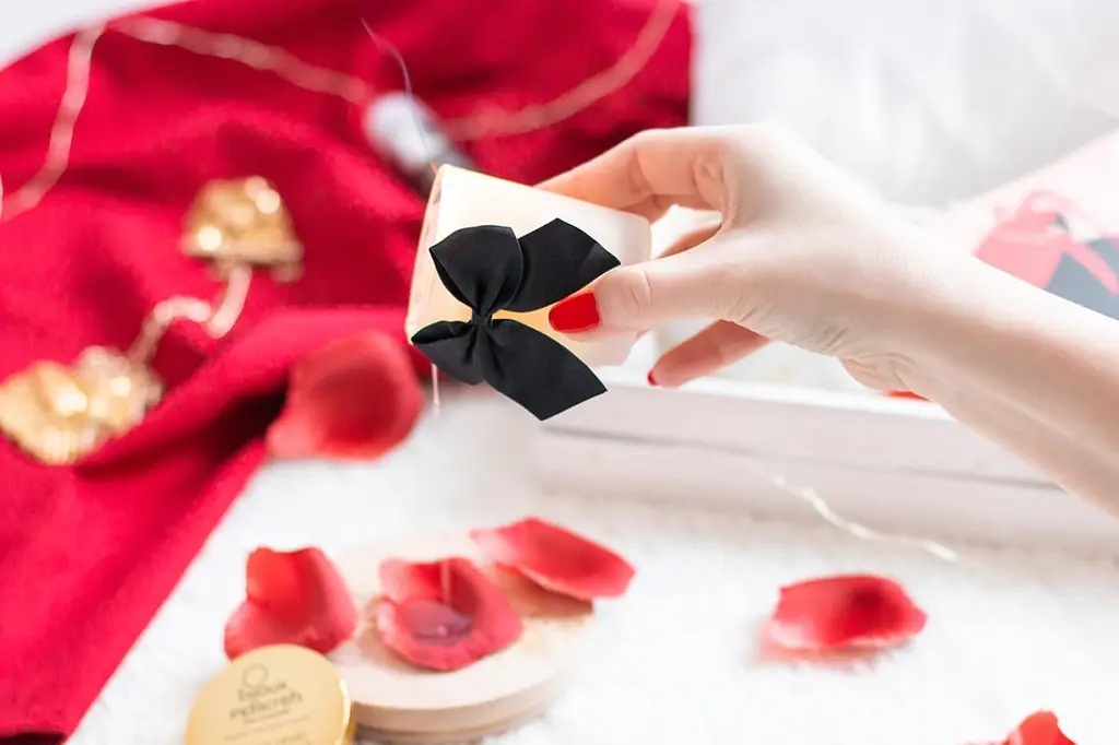 Масажна свічка Bijoux Melt My Heart з ароматом солоної карамелі, 70 мл - фото 4