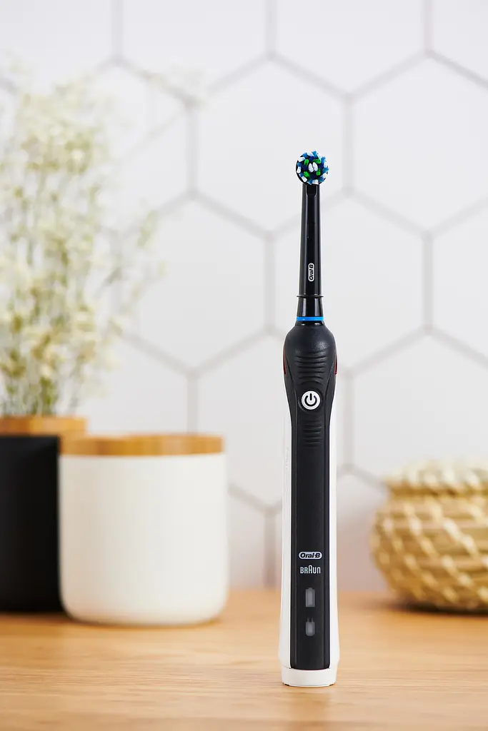 Електрична зубна щітка Oral-B Pro 750 D16.513.1UX типу 3756, з чохлом для зберігання, чорний - фото 4