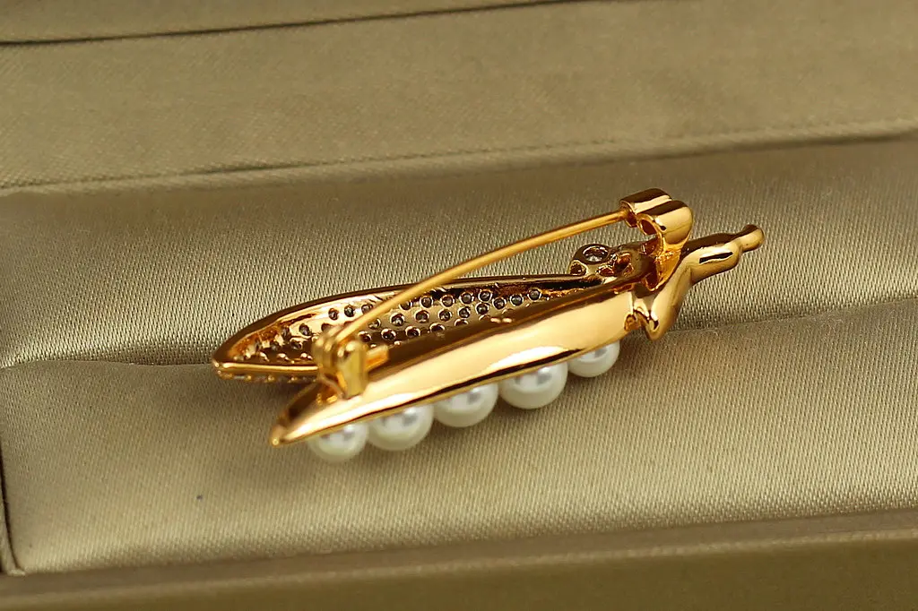Брошка Xuping Jewelry Стручок з перлинами 4 см золотиста - фото 3