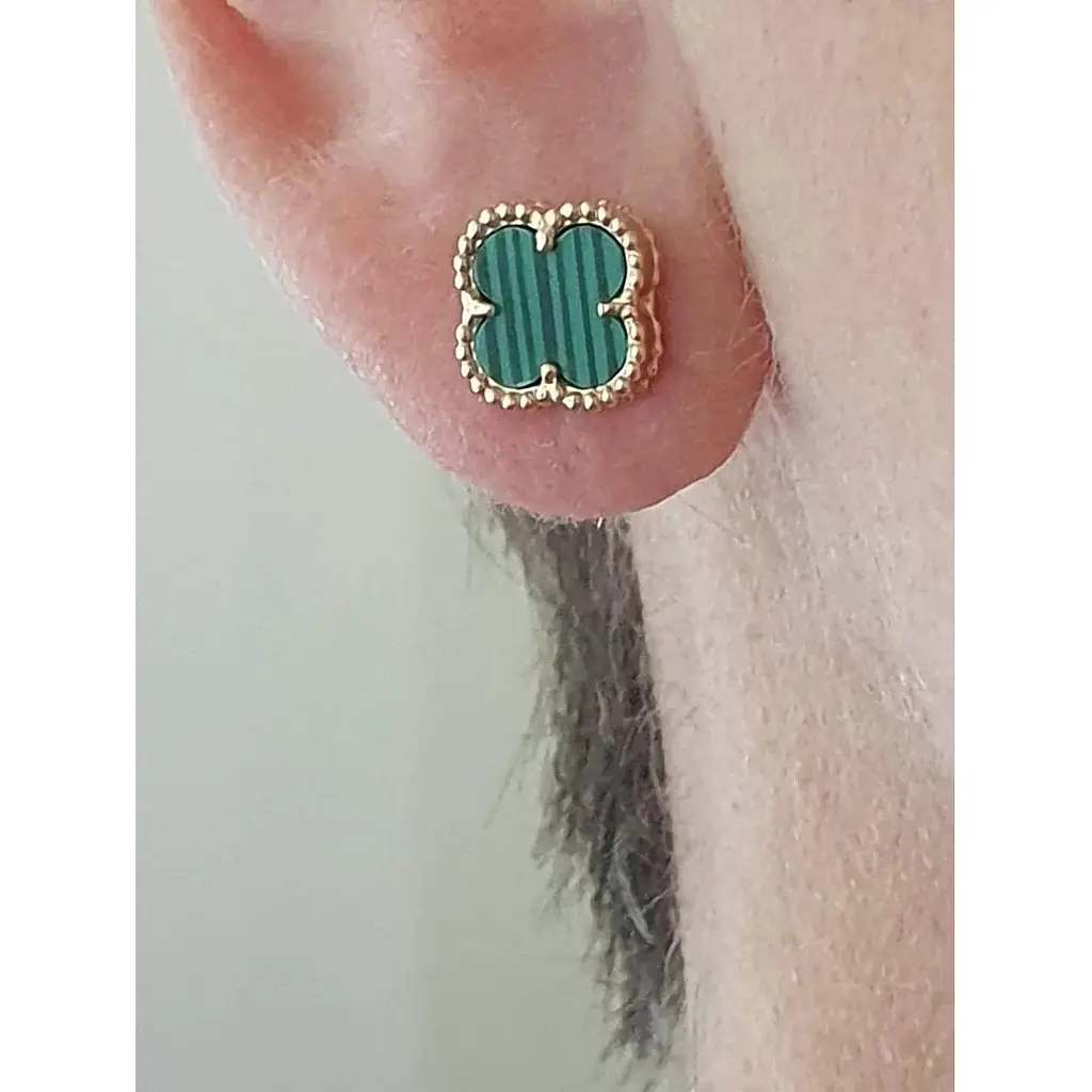 Золотые серьги-пуссеты Платон Клевер с малахитом. 1С127/71Б - фото 2