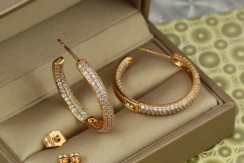 Сережки Xuping Jewelry кільця з дрібними каменями 2,9 см золотисті - фото 4
