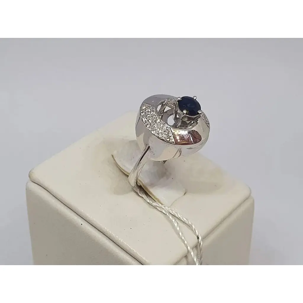 Золотое кольцо Агни с бриллиантами и сапфиром. Артикул 11270 17,5 - фото 3