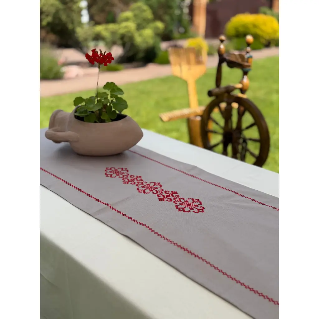 Ранер Ecotton Duck Grey с красной вышивкой 45 х 170 см (25260) - фото 2