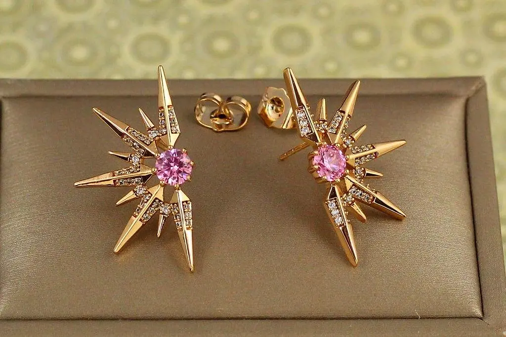 Сережки гвоздики Xuping Jewelry рожевим каменем 2,9 см золотисті - фото 2