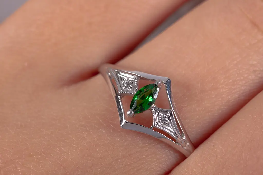 Каблучка з білого золота з зеленим каменем 18 K-0140