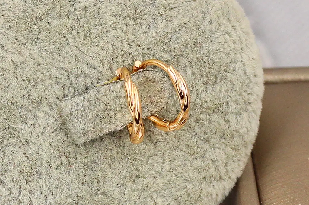Сережки кільця Хuping Jewelry кручена нитка 1.4 см золотисті - фото 2