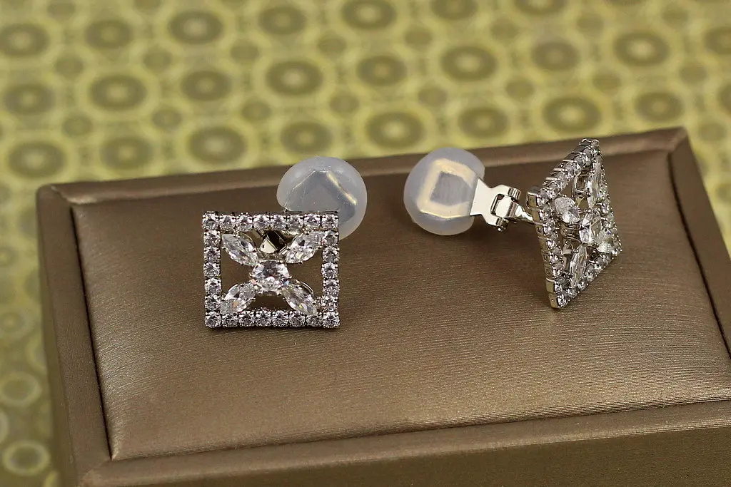 Сережки кліпси Xuping Jewelry Рандеву 1.5 см сріблясті - фото 2