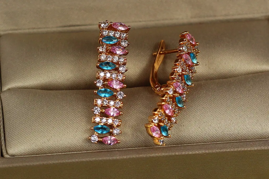 Серьги Xuping Jewelry Виконтесса с голубыми и розовыми камнями 3 см золотистые - фото 2