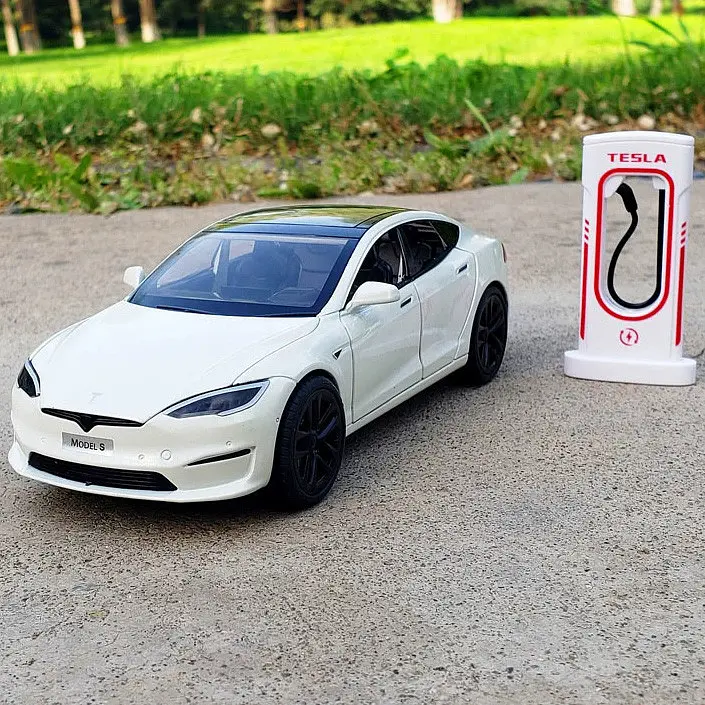 Колекційна металева модель електромобіля Автопром Tesla Model S із зарядною станцією, інерцією, світлом та звуком 1:24 - фото 2