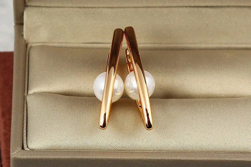 Серьги Xuping Jewelry стрела с жемчужиной в середине 3.1 см золотистые - фото 2