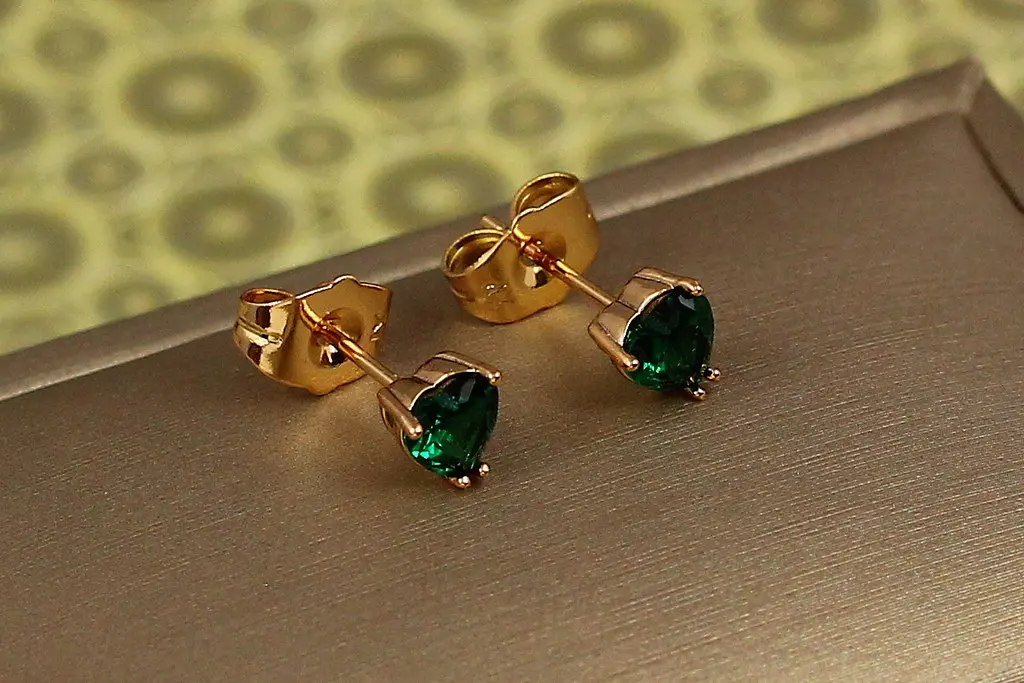 Сережки гвоздики Xuping Jewelry сердечки із зеленими камінцями 6 мм золотисті - фото 2