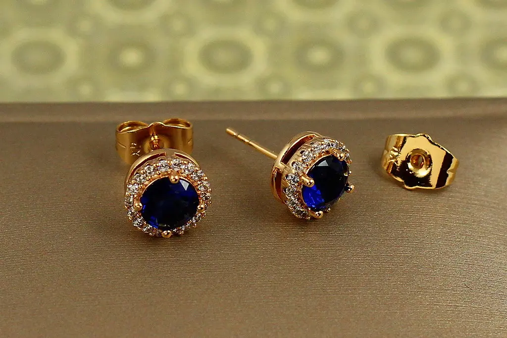 Серьги гвоздики Xuping Jewelry аминь окантовка синие фианиты 9 мм золотистые - фото 2