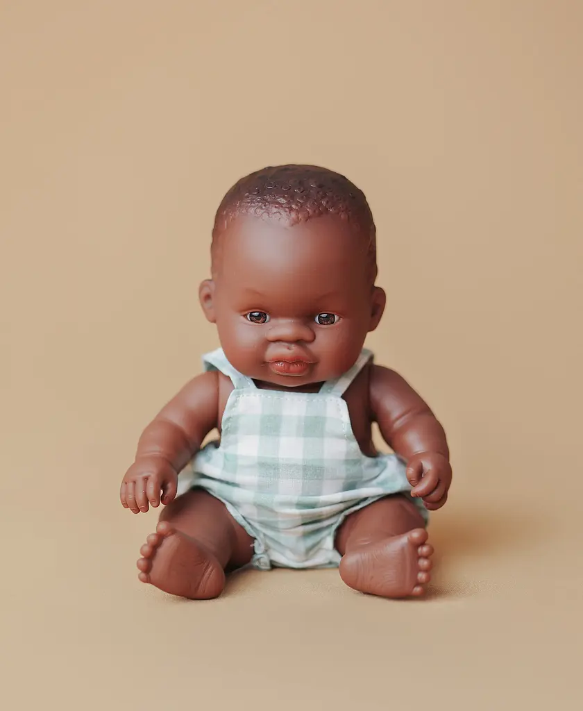 Лялька-пупс анатомічний Miniland хлопчик-африканець в одязі 21 см (33002) - фото 3