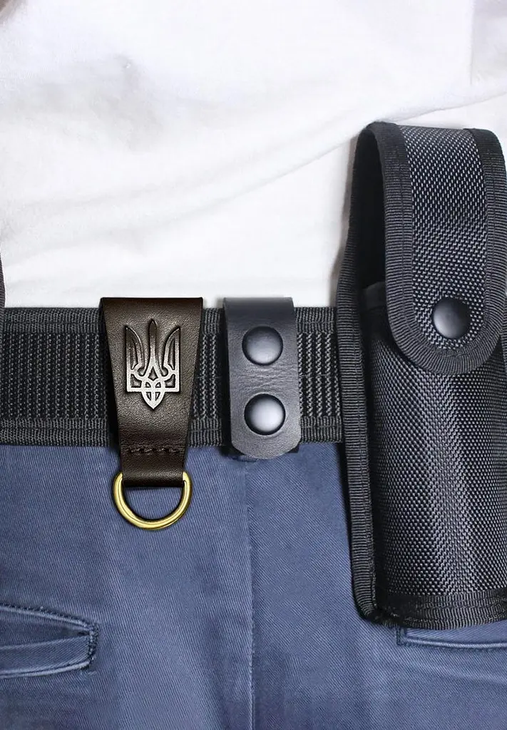 Шкіряний тренчик на пояс з тризубом - фото 4