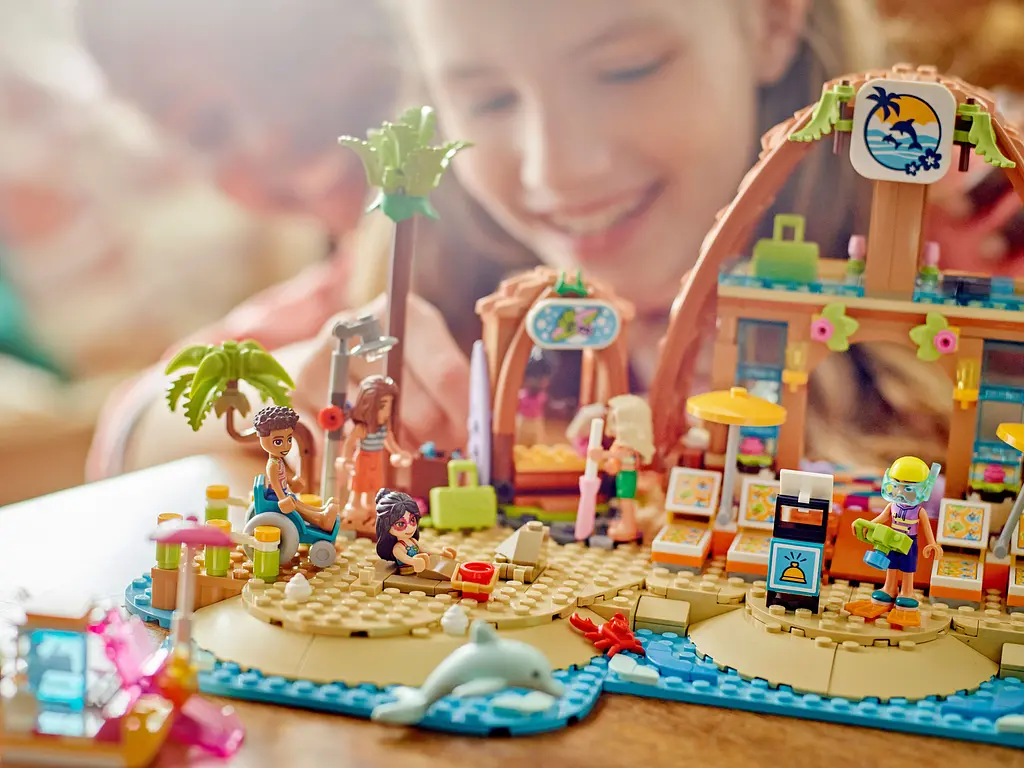 Конструктор LEGO Friends Пляжный курорт для семейного отдыха 1140 деталей (42673) - фото 16