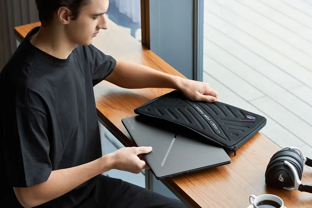 Ноутбук ASUS ASUS ROG Zephyrus G16 GU605MY-QR041X 16' 2.5K OLED, Intel Ultra 9 185H, 32GB, F2TB, NVD4090-16, Win11P, Сірий (90NR0IQ5-M001R0) - фото 2