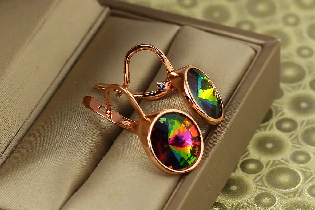 Сережки Xuping Jewelry камені Сваровскі зелені в обідку 2,5 см золотисті - фото 2