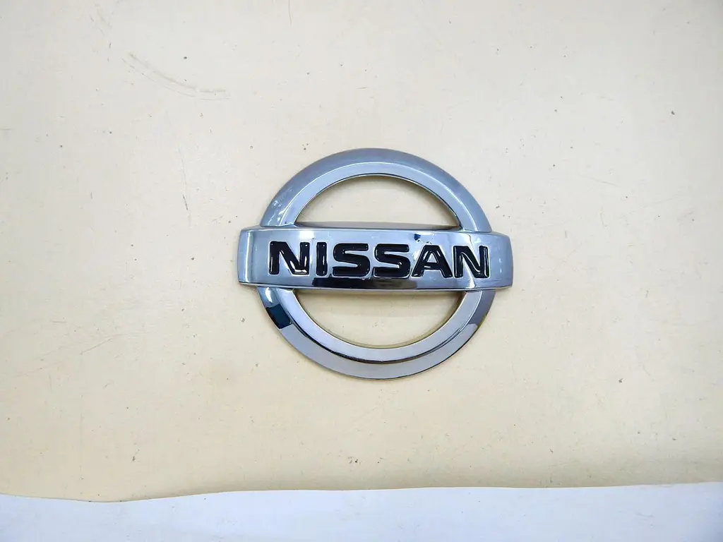 Емблема решітки задня для Nissan Хром 100х85 мм Пластик на скотчі (Завод) - фото 4